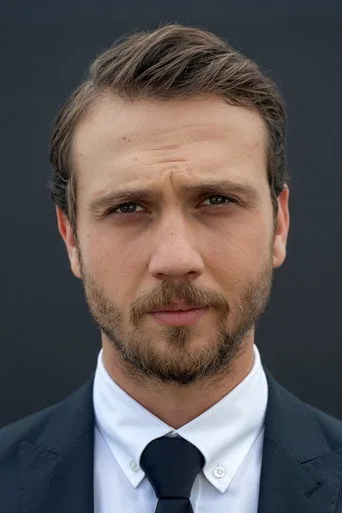 Aras Bulut İynemli — Türk dizi oyuncusu fotoğrafı