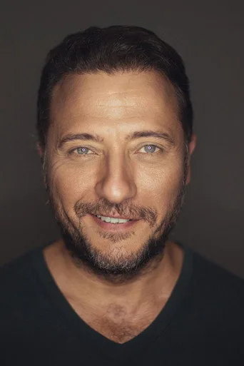 Yiğit Özşener — Türk dizi oyuncusu fotoğrafı